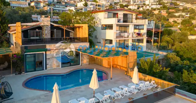 Antalya Kaş Kalkan Kördere mevkiinde bulunan Villa Kumsal 1; beş yatak odası, on kişilik muhafazakar Bir Villadır. Villamız büyük bir havuz alanına ve harika bir manzara olan terasa sahiptir. Geniş bir iç dizayna sahip villamızda 2 adet salon bulunmaktadır, kapasite 12 kişiye kadar çıkabilmektedir. Villamızın 2 adet yatak jakuzisi bulunmaktadır.