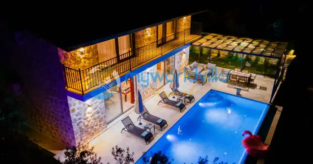 Kalkan Üzümlü Mahallesinde 2023 yılında hizmete açılmıştır. Villamızda 3 Yatak odası ve 6 Kişi Konaklama kapasitesine sahiptir.