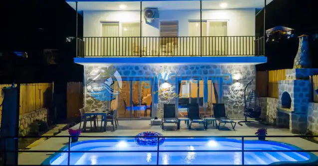 Villa Petek Evi, Kalkan İslamlar köyünde konumlanan özel havuzu tam korunaklı villamızdır.