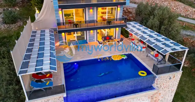 Villa Zirve Kördere, Kalkan Kördere mevkiinde konumlanan kiralık muhafazakar bir villadır. 4 yatak odası ile toplam 8 kişilik konaklama kapasitesine sahiptir. 