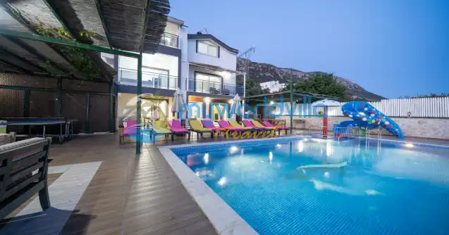 Kalkan Kördere mevkisinde konumlanan kapalı ısıtmalı havuzlu Kiralık Tatil Villası Akca yedi yatak odalı olup ondört kişi kapasitesine sahip