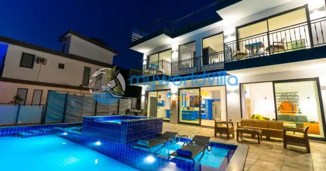 Kalkan Ulugöl mevkisinde bulunan Villa Uranüs 2 yatak odalı 4 kişilik kapasiteye sahip deniz manzaralı kiralık villalarımızdandır