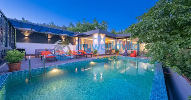 Kalkan İslamlar mevkisinde konumlanan jakuzili ısıtmalı iç havuza sahip Lüks Kiralık Balayı Villası Villa Loft, bir yatak odalı olup iki kişi kapasitesine sahip.