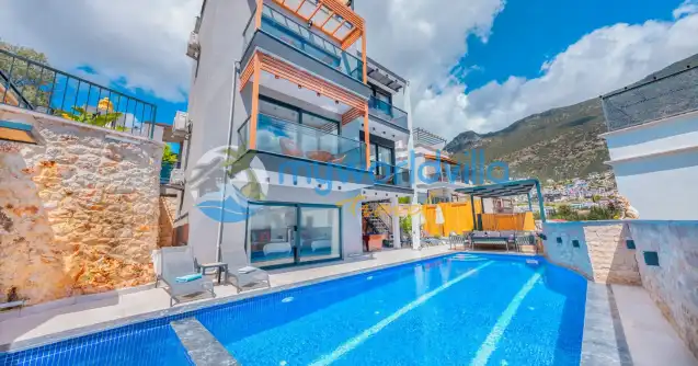 Kalkan Ortaalan bölgesinde yer alan 4 yatak odasına ve 8 kişi konaklama kapasitesine sahip Lüx Kiralik Viila