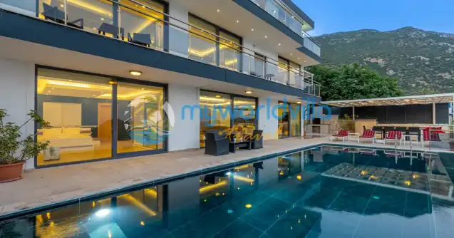 Antalya Kaş Kalkan mevkiinde konumlanan Villa Elit 1 beş yatak odalı on kişilik muhafazakar lüks villalarımızdan biridir. Mavinin büyüleyici tonları içerisinde lüks tasarımı ve modern yapısı ile sizlere rüya gibi bir tatil imkanı sunuyor. Kalabalık aileler ya da arkadaş grupları için en ideal deniz manzaralı kiralık villamızdır