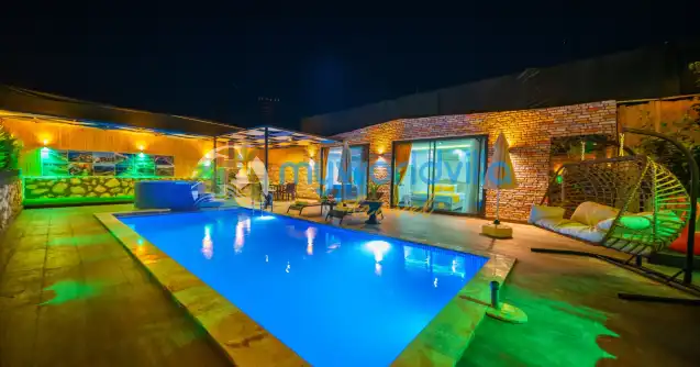 Antalya Kaş Kalkan Çavdır mevkiinde konnumlanan Villa Egemen Çavdır .Bir yatak odalı  iki kişilik kapasiteye sahip muhafazakar balayı villasıdır.  Villamızda çocuk havuzu mevcuttur ve bebekli ailelerimiz için uygun dizayn edilmiştir. 