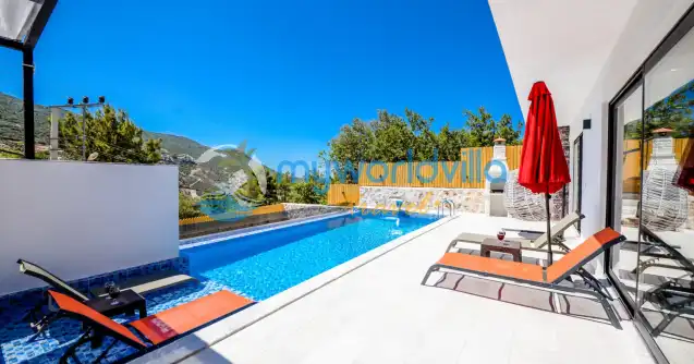 Villa Kumru Kaş Kalkan İslamlar bölgesinde bulunan kiralık yazlık tatil villasıdır.villamız son derece modern bir şekilde dizayn edilmiştir. dört kişi konaklama kapasitesine sahiptir iki yatak odası iki banyosu mevcuttur.