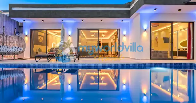 Kalkan Akbel mevkiinde konumlanan Hamam, Sauna, Jakuzili ve Deniz manzaralı Tatil Villası Soley, iki yatak odalı olup dört kişi kapasitesine sahip