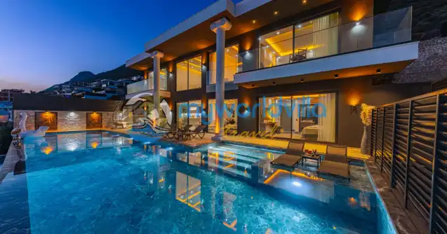 Villa Zek Kaş Kalkan bölgesinde konumlanan 4 yatak odalı 8 kişi kapasiteli lüks tatil villamızdır .