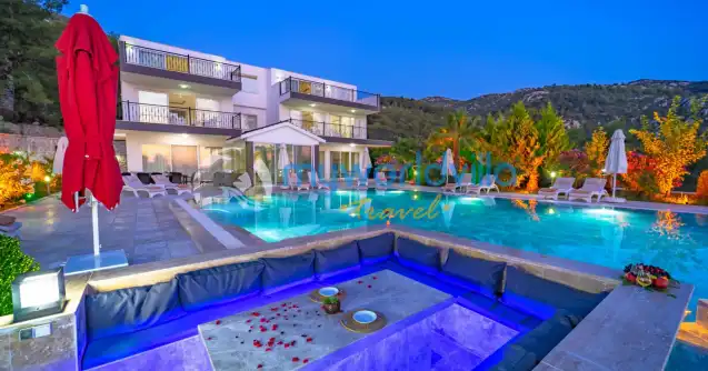 Kalkan İslamlar mevkisinde konumlanan Iıstmalı İç Havuzlu Kiralık Tatil Villası Serenity beş yatak odalı olup on altı kişi kapasitesine sahip