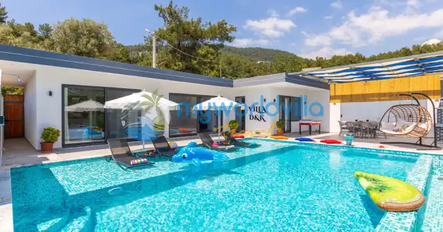 Villa DK Kalkan İslamalar Köyünde konumlanan Muhafazakar Aile ve balayı , iki yatak odalı olup dört kişi kapasitesine sahip villamızdır.