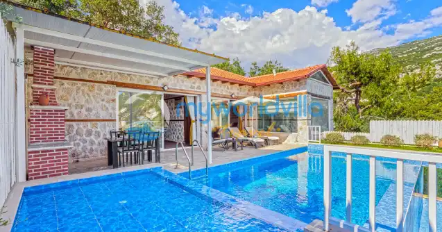 Kalkan İslamlar Köyünde konumlanan Isıtmalı iç havuza sahip Muhafazakar Balayı Villası Hayal bir yatak odalı olup iki kişi kapasitesine sahip