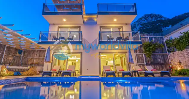 Kalkan Akbel mevkisinde konumlanan çocuk havuzlu, deniz manzaralı Kiralık Tatil Villası Keyif, üç yatak odalı olup altı kişi kapasitesine sahip