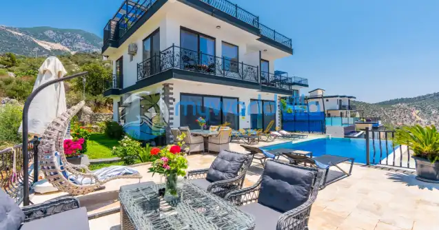 Kalkan’ın doğayla iç içe ve huzurlu atmosferiyle bilinen Ulugöl mevkiinde yer alan 6 kişilik villamızdır 