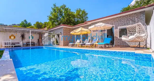 Villa Peri Kalkan İslamlar bölgesinde konumlanan 4 kişilik 2 Yatak odalı tatil villasıdır. 