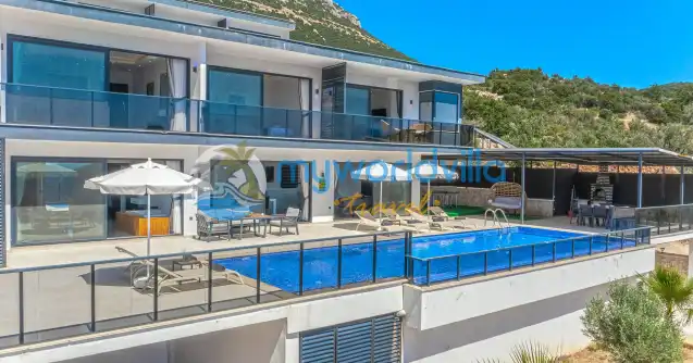 Villa The Moon 1 Kalkan'ın Sarnıçbaşı bölgesinde yer alan 4 yatak odalı ve 8 kişilik konaklama kapasitesine sahip lüks bir tatil villasıdır. 