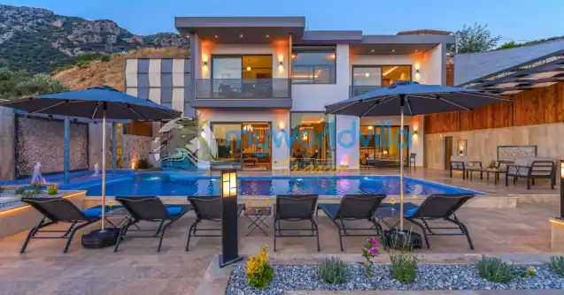 Villa Tilya, Kalkan Kördere bölgesinde konumlanmış Deniz Manzaralı Muhafazakâr üç yatak odalı altı kişilik kapasiteli  özel havuzlu  Villamızdır.