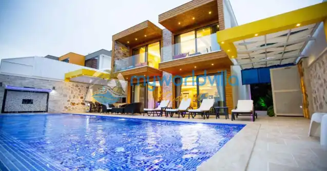 Villa Victoria Antalya Kaş Kalkan ilçesinde Kördere mevkiisinde Konumlanmış deniz manzaralı aile ve balayı çiftleri tatilcilerimizin  tercihleri arasındadır. dört kişi kapasiteli villamızın iki yatak odası ve her odada ebeveyn banyosu mevcuttur.