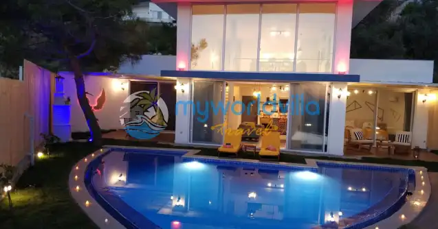 Kalkan Akbel mevkisinde konumlanan Özel Havuzlu Muhafazakar Balayı Villası Tita Loft iki yatak odalı olup dört kişi kapasitesine sahipvilladır.