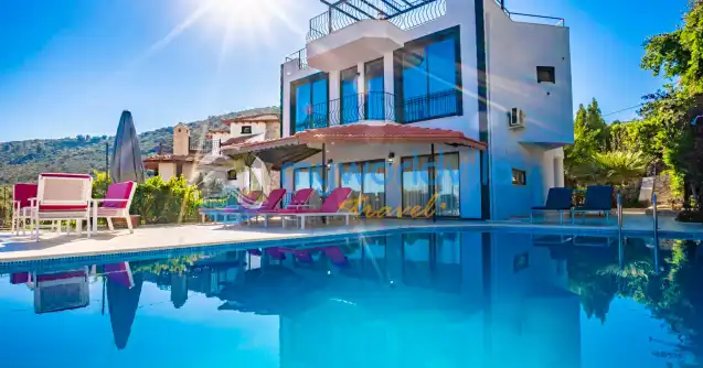 Kalkan Ortaalan mevkiinde konumlanan lüks tasarım, konforlu iç mekan ve muhteşem Deniz Manzarasına hakim, Özel Havuzlu Kiralık Tatil Villası Batı dört yatak odalı