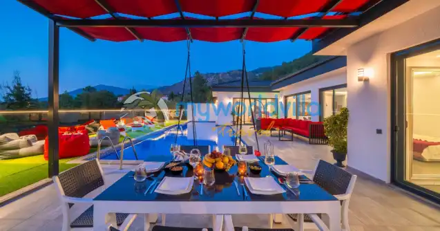 Kalkan Üzümlü bölgesinde konumlandırılan villamız 2 yatak odasıyla 5 kişilik konaklama kapasitesi sunmaktadır.