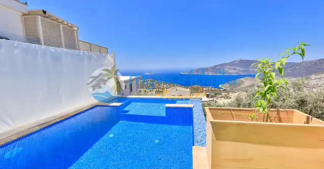Kalkan Kördere mevkisinde konumlanan Deniz Manzaralı Balayı Villası Livya iki yatak odalı olup dört kişi kapasitesine sahip
