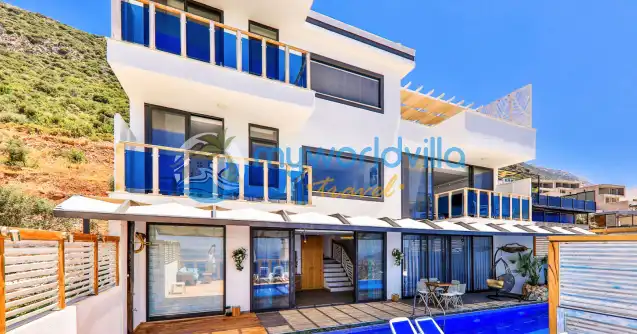 Kalkan Kördere mevkiinde konumlanan Çocuk Havuzu, Hamam ve Deniz Manzaralı Kiralık Tatil Villası Jilda üç yatak odalı olup altı kişi kapasitesine sahip