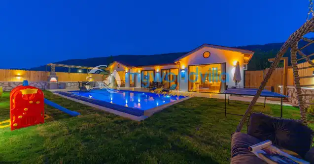Antalya Kaş Sarıbelen Köyünde konumlanan iki yatak odalı dört kişi kapasiteli Balayı ve Aileler için Geniş Bahçeli Aile Villasıdır.