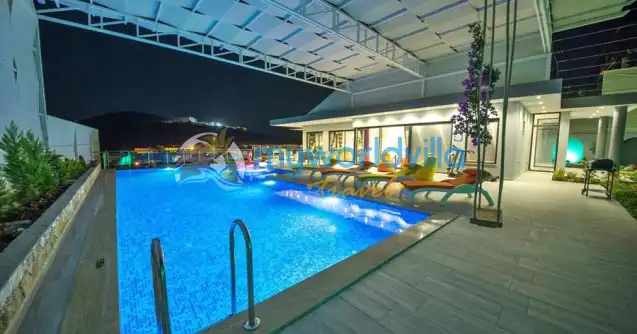 Kalkan Akbel mevkisinde konumlanan kiralık tatil Villası Villa Alis üç yatak odalı olup altı kişi kapasite sahip