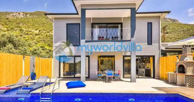 Kalkanın kördere konumunda bulunan iki kişi kapasiteli ve balayı çiftleri için tasarlanan korunaklı özel havuzu jakuzisi ve doğa manzarası ile eşsiz bir tatil fırsatı sunmaktadır