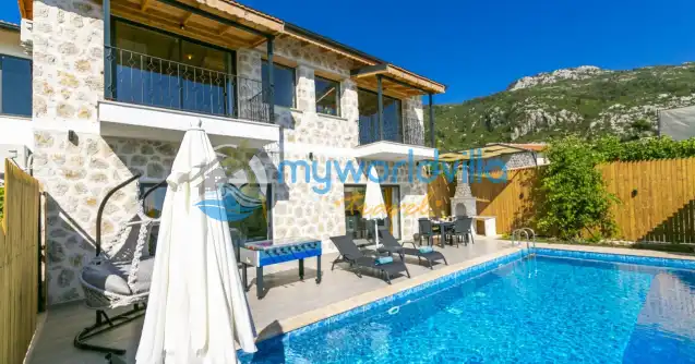 Kalkan İslamlar köyünde yer alan Villa Mustang, doğa manzarasına hakim şık ve konforlu bir tatil villasıdır.