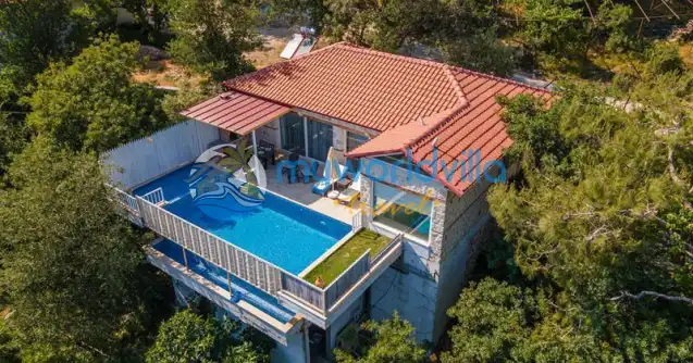 Kalkan İslamlar Köyünde konumlanan Isıtmalı iç havuza sahip Muhafazakar Balayı Villası Hayal bir yatak odalı olup iki kişi kapasitesine sahip