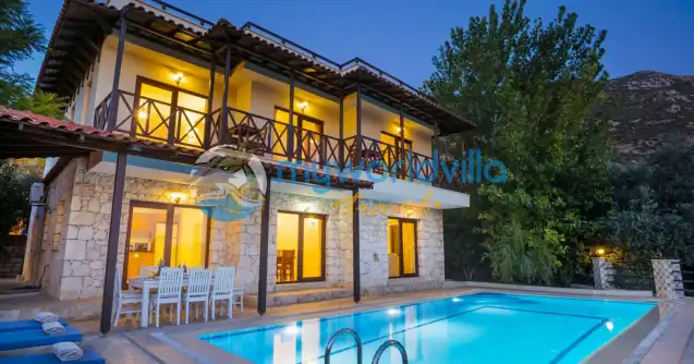 Kalkan Ortaalan mevkiinde konumlanan Özel Havuzlu Kiralık Villa Otantik altı yatak odalı olup 11 kişi kapasitesine sahip