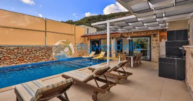 Kalkan İslamlar Köyünde konumlanan Isıtmalı İç Havuzlu, Saunalı Muhafazakar Lüks Kiralık Balayı Villası Redro iki yatak odalı olup dört kişi kapasitesine sahip