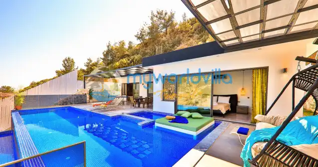 Kalkan İslamlar mevkisinde konumlanan Özel Havuzlu, Çocuk Havuzlu, Muhafazakar, Jakuzili Balayı Villası Akdeniz 2, iki yatak odalı olup dört kişi kapasitesine sahip. Son derece konforlu ve lüks tasarlanan Kiralık Balayı Villası Akdeniz 2 özellikle Balayı çiftlerimiz için ideal bir seçenek