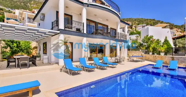Kalkan Kızıltaş mevkisinde konumlanan Lüks, Kiralık Tatil Villası Alternatif, dört yatak odalı olup sekiz kişi kapasitesine sahip